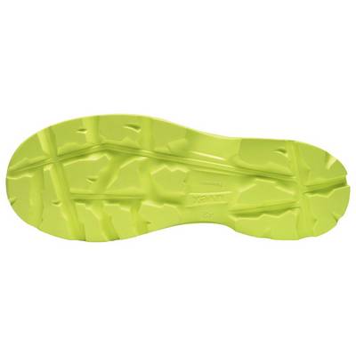 Die gelbe Sohle eines Wanderschuhs mit markantem Profil für besseren Halt auf unebenem Gelände.