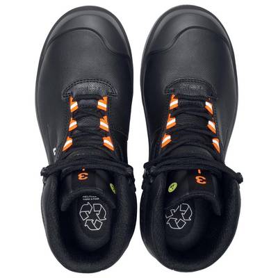 Zwei schwarze, knöchelhohe Schuhe mit orangefarbenen Details und recyceltem Material-Symbol auf der Innensohle, von oben betrachtet.