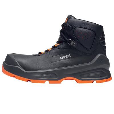 Schwarzer Sicherheitsstiefel mit orangefarbener Sohle und Schnürsenkeln. Seitenansicht; geeignet für den Arbeitsschutz.