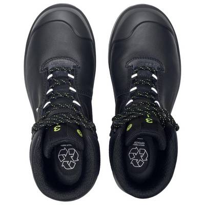 Zwei schwarze Schuhe aus recyceltem Material mit Schnürsenkeln. Recyclingsymbol auf der Innensohle sichtbar.