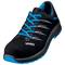 Arbeitsschuh in Schwarz mit blauen Details, inklusive blauer Sohle und Schnürsenkeln. Markenname 'uvex' auf der Schuhspitze.