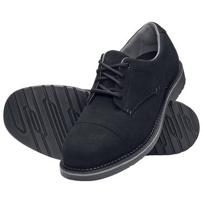 Schwarze Herrenschuhe mit Schnürsenkeln und rutschfester Sohle, symmetrisch angeordnet auf weißem Hintergrund.