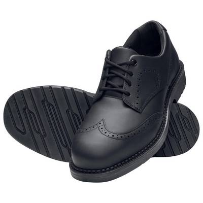 Ein Paar schwarze Herrenschuhe, im Vordergrund liegend. Der linke Schuh zeigt die Sohle mit leichtem Profil. Elegantes Design.