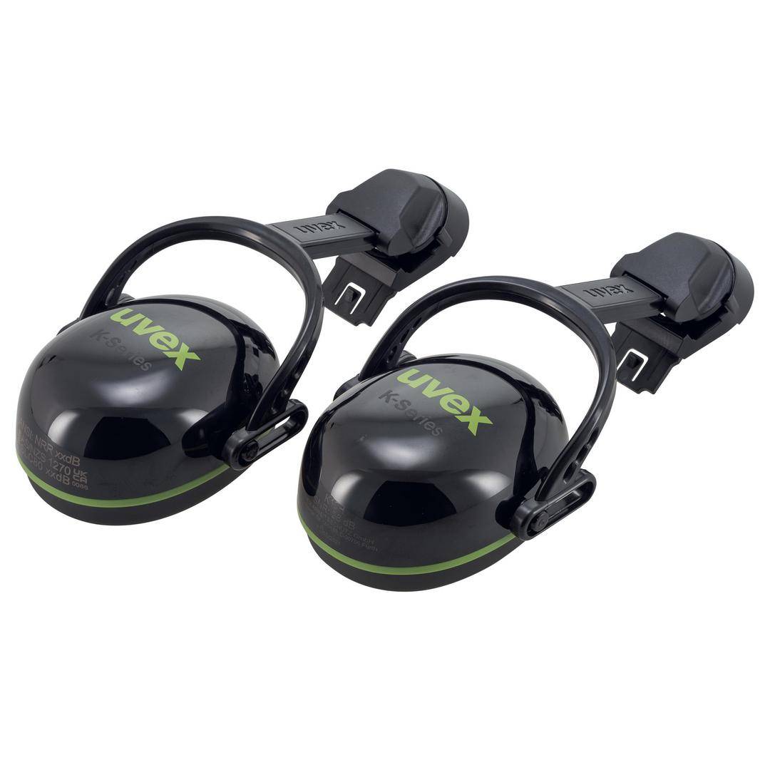 Zwei schwarze Gehörschutzkapseln mit der Aufschrift 'Uvex' und grünen Markierungen, beide mit Clips zur Befestigung an einem Helm.