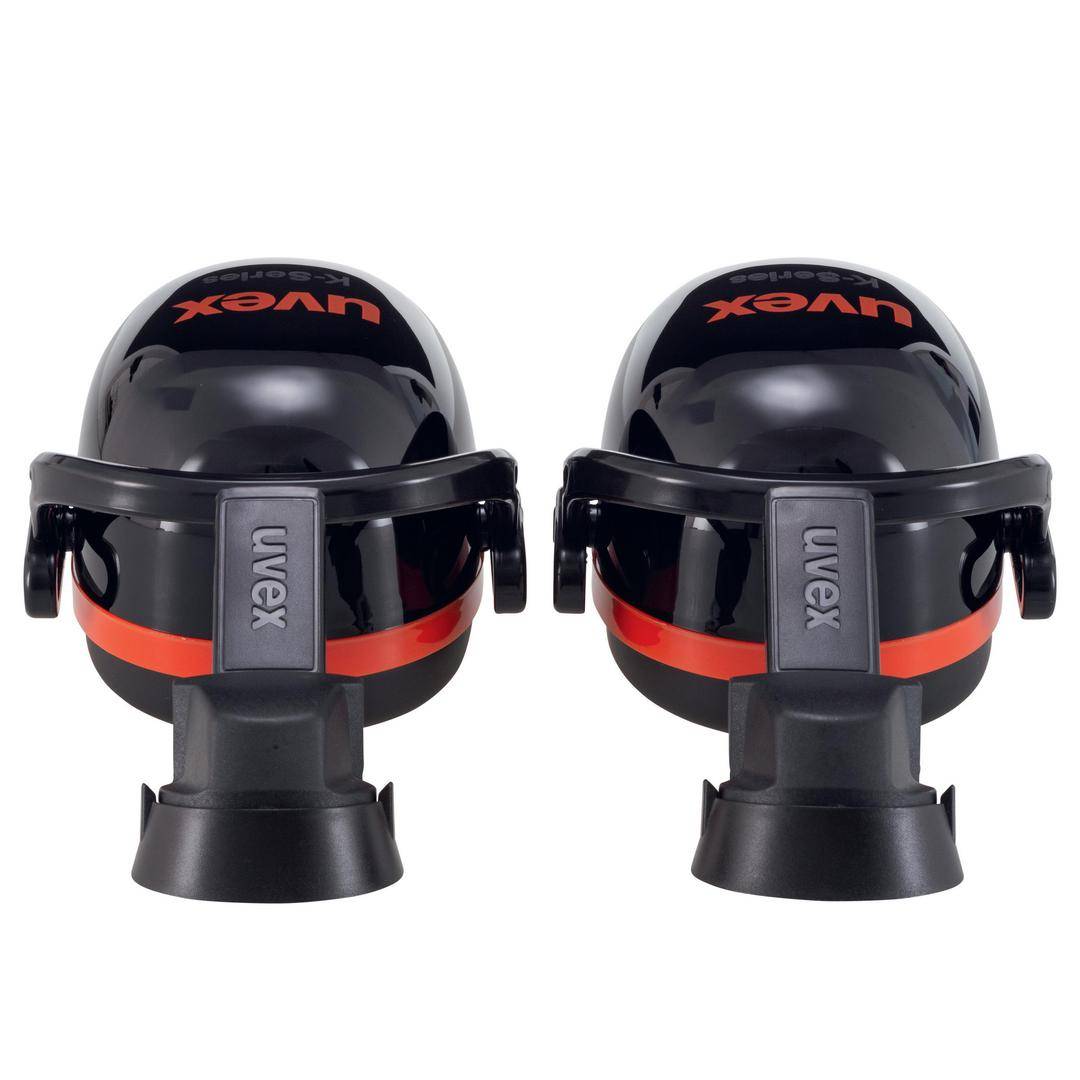 Zwei schwarze Schutzhelme der Marke Uvex mit rotem Streifen und Visierhalterung, frontal nebeneinander platziert.