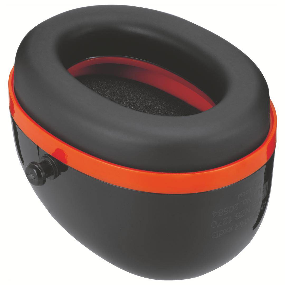 Ein schwarzer Gehörschutz mit rotem Band. Er ist ohrumschließend und dient zur Lärmdämpfung.