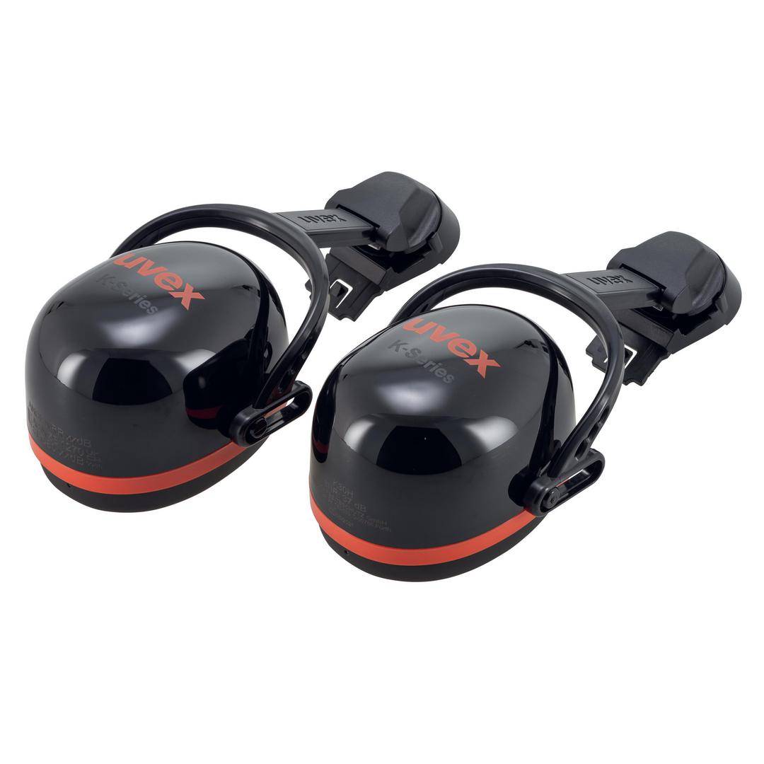 'Zwei schwarze Gehörschutzkapseln mit rotem Streifen unten, jeweils mit Clip zur Befestigung.'