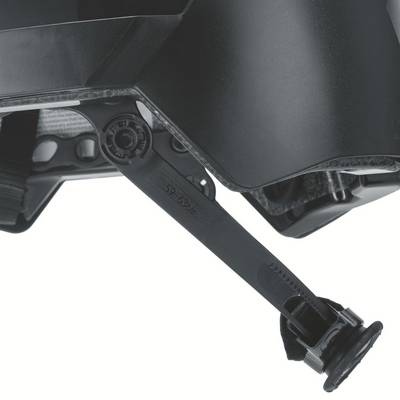 Ein schwarzer Fahrradhelm mit verstellbarem Kinnriemen und Schließe, Seitenansicht, zeigt die Befestigungsmethoden.