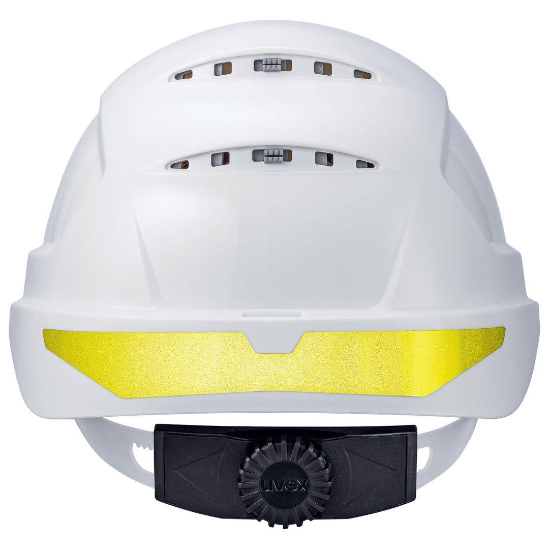 Ein weißer Schutzhelm mit gelbem Reflektorstreifen und Einstellknopf auf der Rückseite. Ideal für Baustellen und Sicherheitsarbeiten.