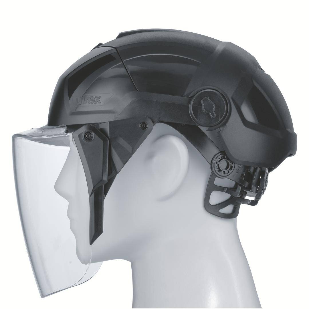 Ein schwarzer Schutzhelm mit integriertem, transparentem Gesichtsschutz, getragen auf einem weißen Modellkopf.