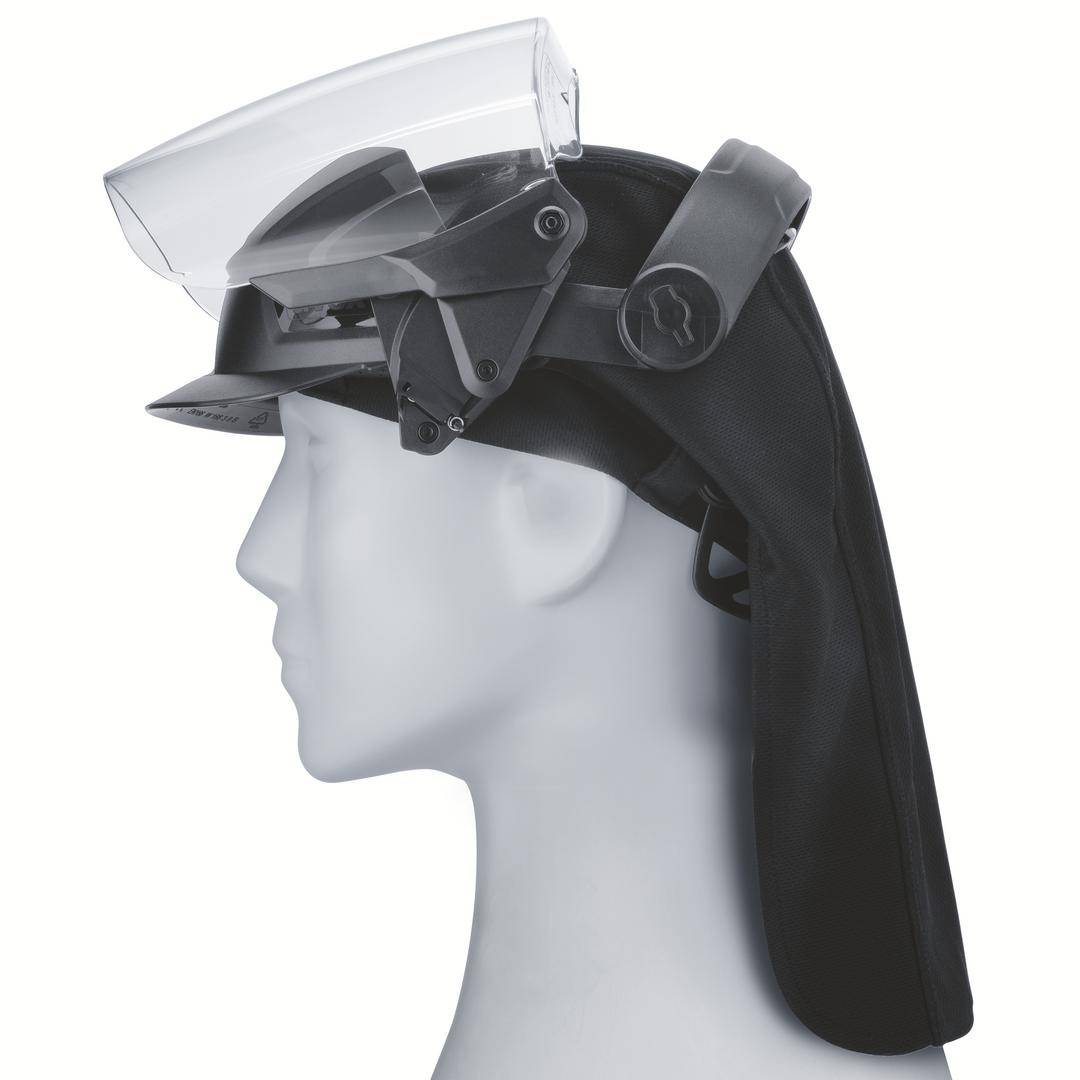 Seitenansicht eines Schutzhelms mit durchsichtigem Visier und Nackenschutz auf einem weißen Modellkopf.
