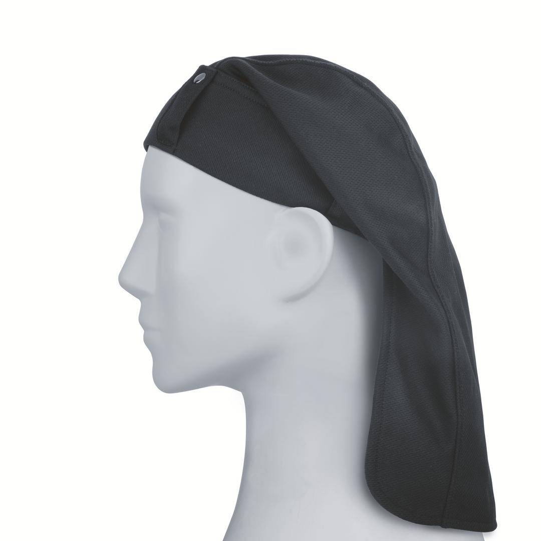 Ein graues Schaufensterpuppe-Modell trägt eine schwarze Stoffmütze, die komplett den Kopf bedeckt und hinten länger ist.