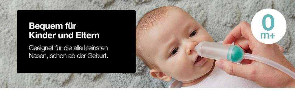 Ein Baby liegt auf einem grauen Teppich, während eine Hand einen Nasensauger an seiner Nase anbringt. Text: 'Bequem für Kinder und Eltern. Geeignet für die allerkleinsten Nasen, schon ab der Geburt.'