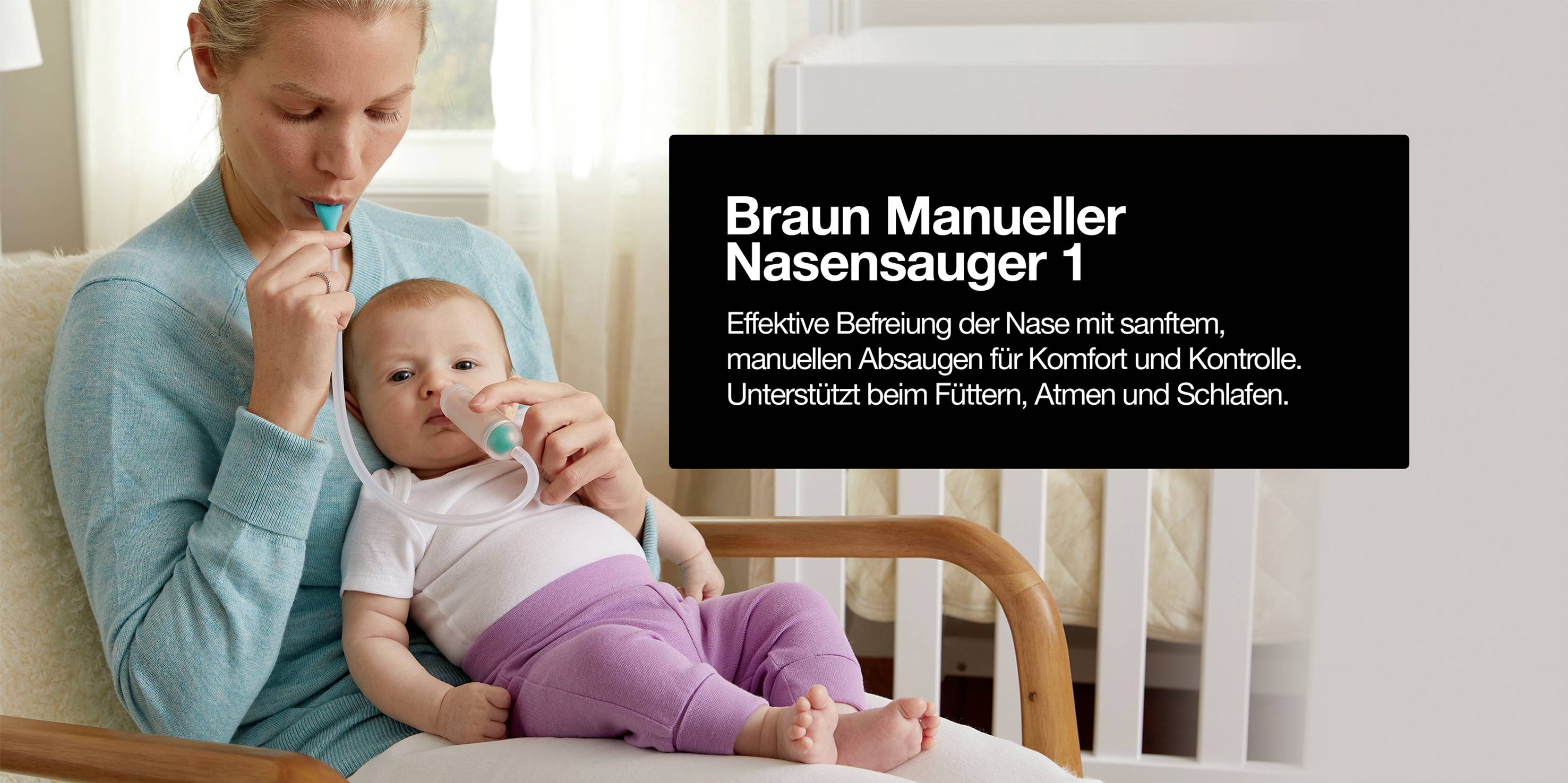 Eine Frau sitzt mit einem Baby auf dem Schoß und nutzt einen Nasensauger. Text: 'Braun Manueller Nasensauger 1' mit Produktvorteilen.