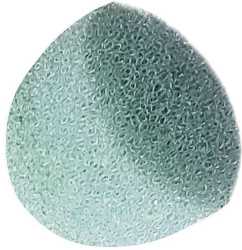 Ein grüner, strukturiert aussehender Schwamm, wahrscheinlich ein Reinigungsschwamm, auf weißem Hintergrund.
