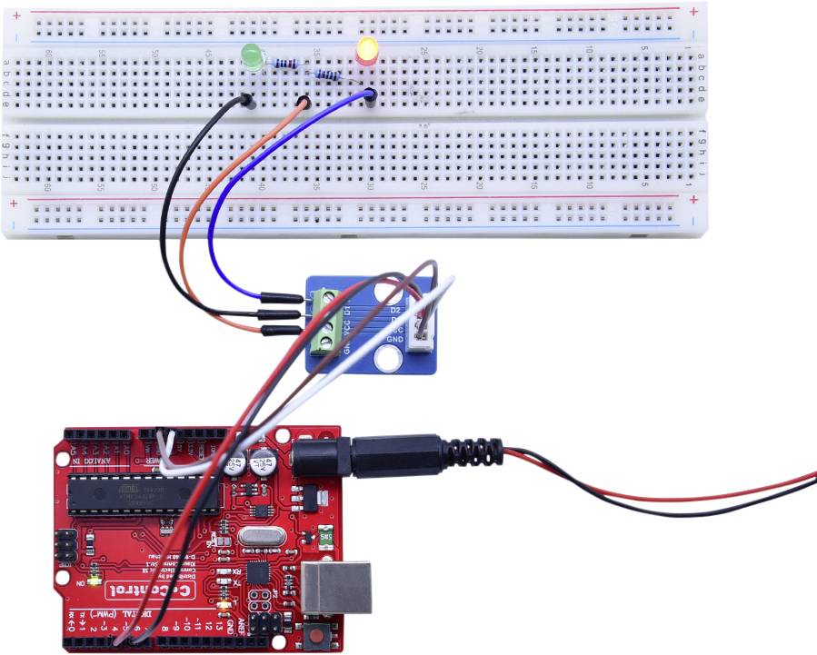 Eine Protoboard-Schaltung mit LEDs und einem Arduino. LEDs leuchten, verkabelt mit Widerstand und Sensor, verbunden mit dem Arduino.
