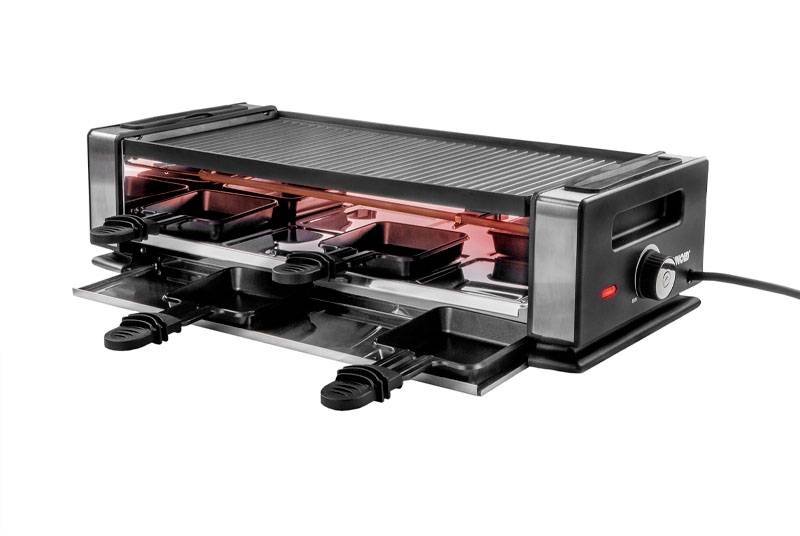 Schwarzer Raclette-Grill mit zwei Heizebenen, vier Pfännchen und regelbarem Thermostat auf weißem Hintergrund.