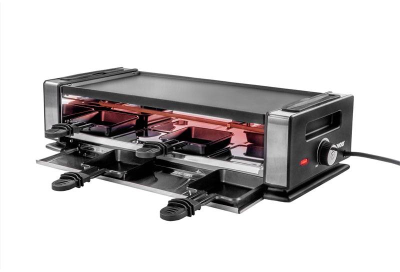 Ein schwarzes Raclette-Gerät mit mehreren kleinen Pfännchen, die unter einem roten Heizelement angeordnet sind. Ideal für geselligen Abend.