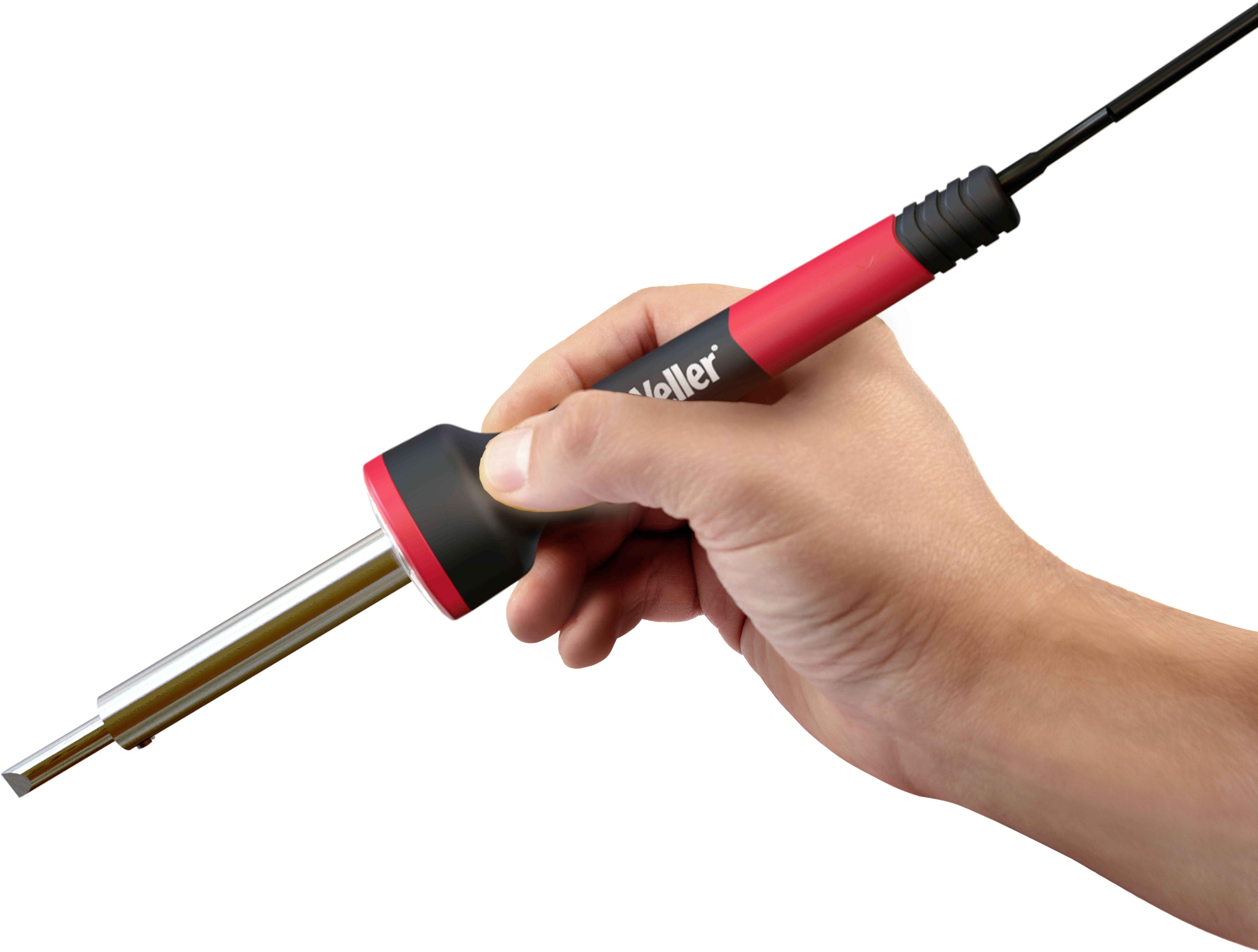 Eine Hand hält einen Lötkolben mit rotem Griff. Der Lötkolben ist einsatzbereit, Kabel führen nach oben aus dem Griff.