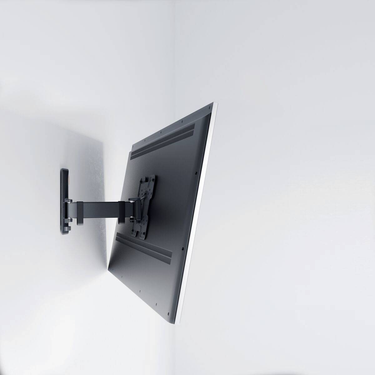 Ein Flachbildschirm ist seitlich an einer weißen Wand montiert. Der Monitor ist in einem modernen, minimalistischen Raum platziert.