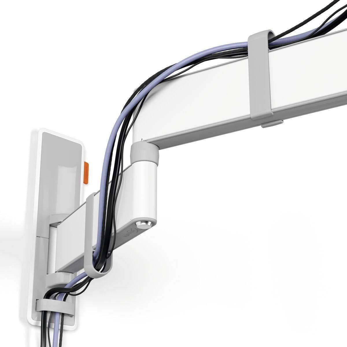 Ein Kabelmanagementsystem an der Wand organisiert Kabel sauber und bündig.