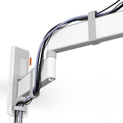 Ein Kabelmanagementsystem an der Wand organisiert Kabel sauber und bündig.