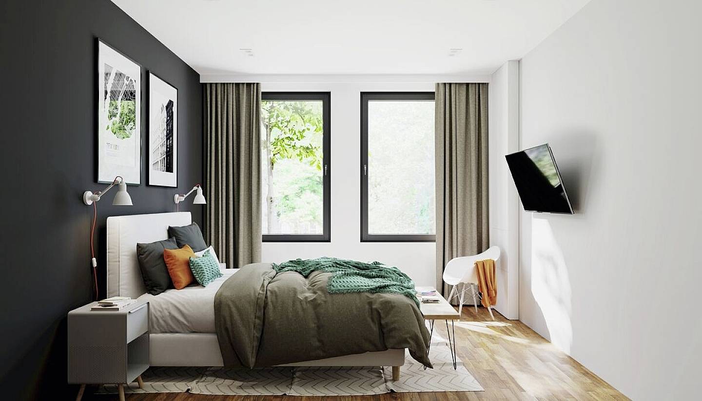 Schlafzimmer mit modernem Design, großem Bett, bunter Kissen- und Deckenanordnung, Wandkunst, Fenstern mit Vorhängen und einem Wandfernseher.