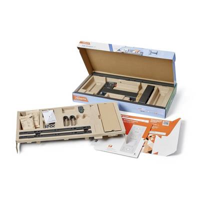 Geöffnete Verpackung mit Teilen und Anleitungen für den Zusammenbau eines Gegenstands, enthält Metallschienen und Schrauben.