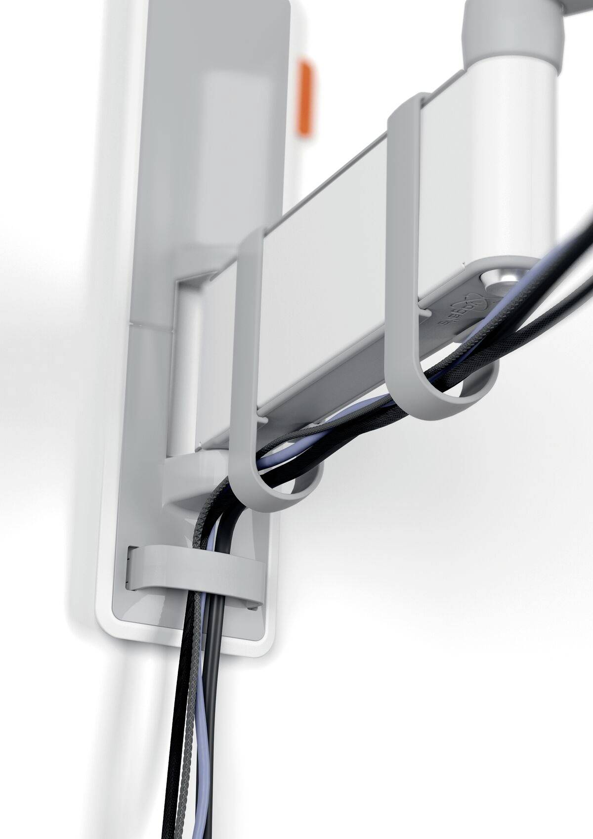 Ein Kabelmanagement-System hält mehrere Kabel ordentlich zusammen unter einem Schreibtisch oder an einer Wand.