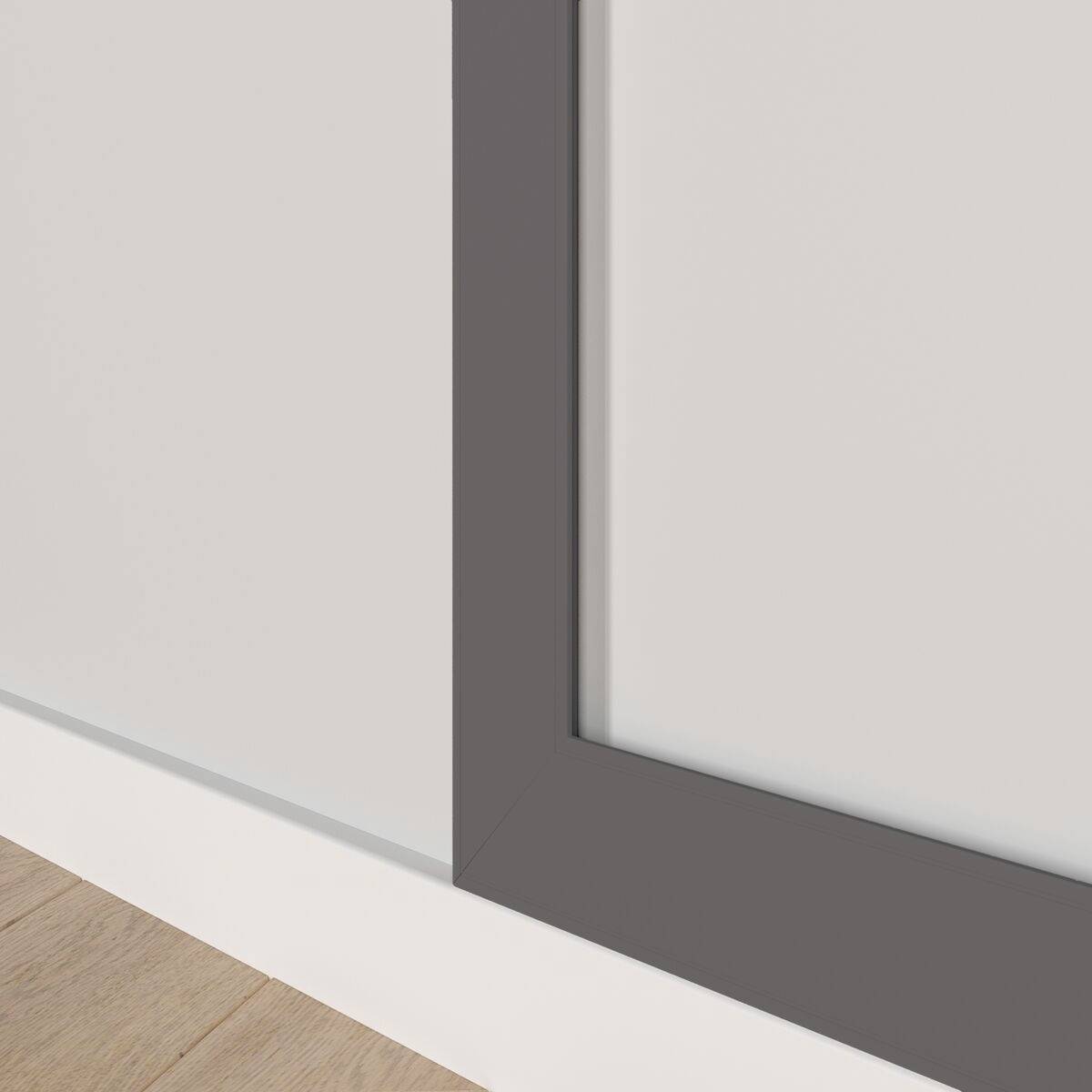 Ecke eines Raumes mit Holzboden und zwei sich kreuzenden, grauen Linien auf der Wand. Schlichtes, modernes Design.