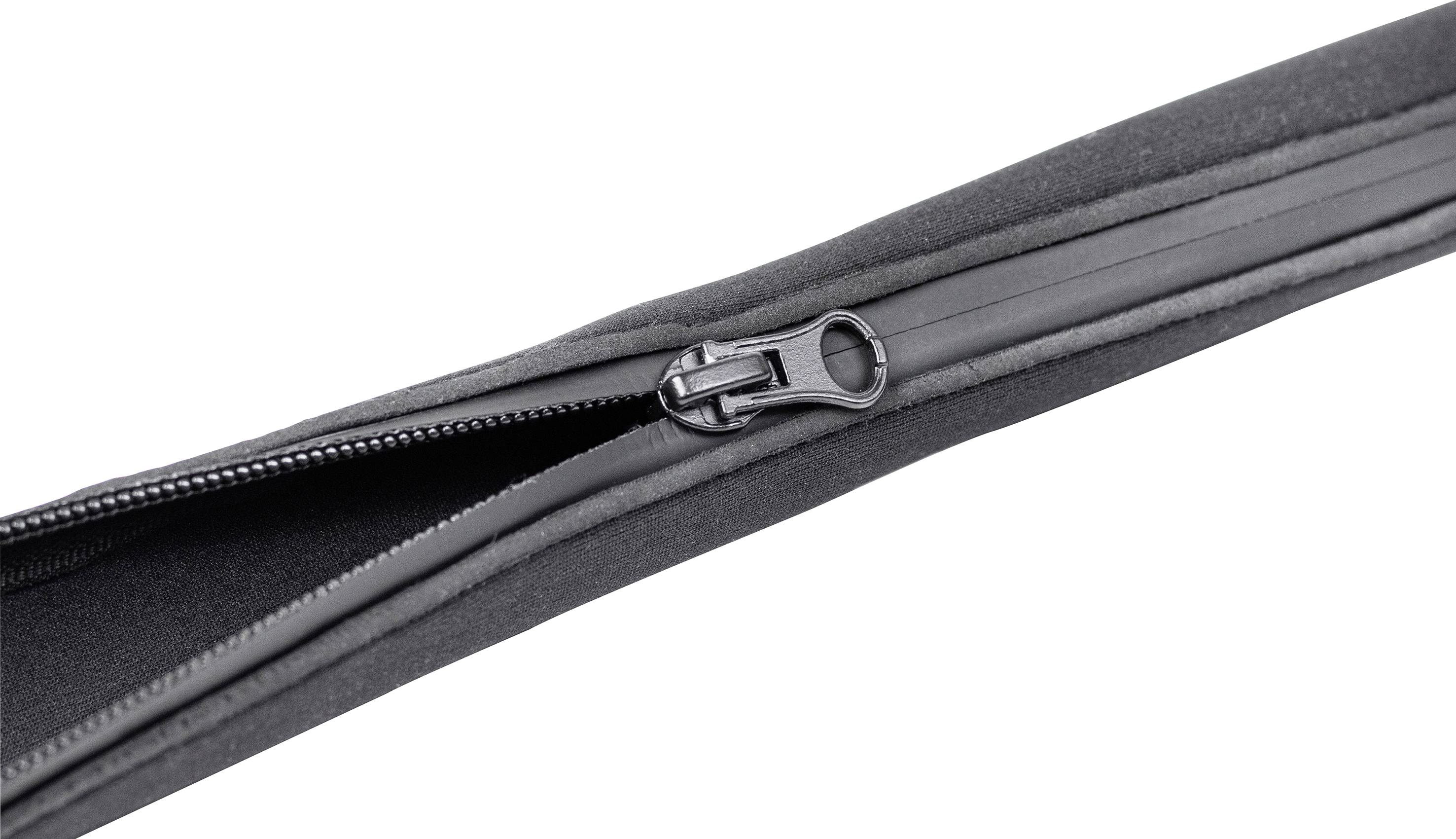 Nahaufnahme eines teilweise geöffneten schwarzen Reißverschlusses eines Kleidungsstücks oder einer Tasche.