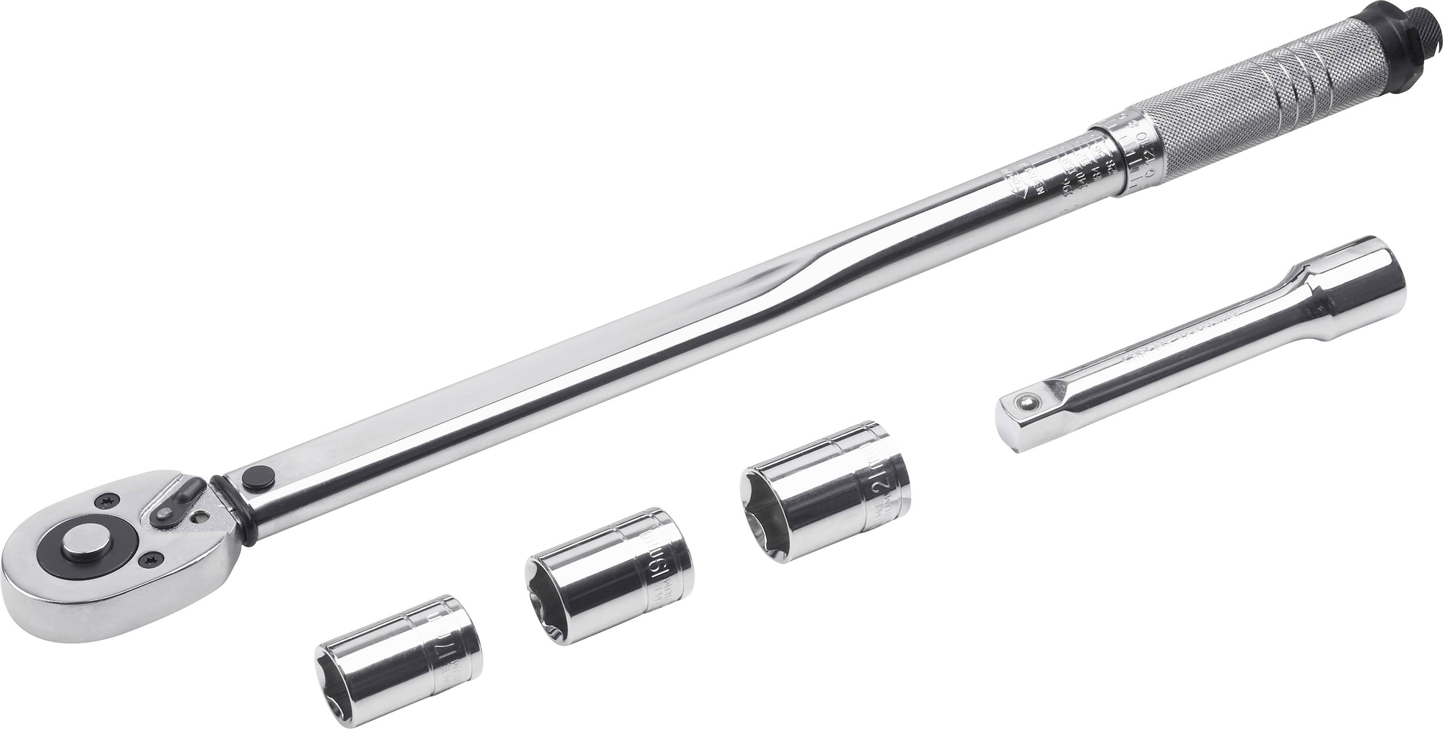 Ein Drehmomentschlüssel-Set mit Ratsche, Verlängerungsstange und drei Steckschlüsselaufsätzen; silberne Metalloberfläche.