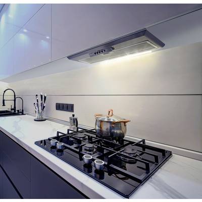 Moderne Küche mit Glasherd, glänzendem weißem Schrank und Dunstabzugshaube. Topf mit Deckel steht auf dem Herd. Minimalistisches Design.