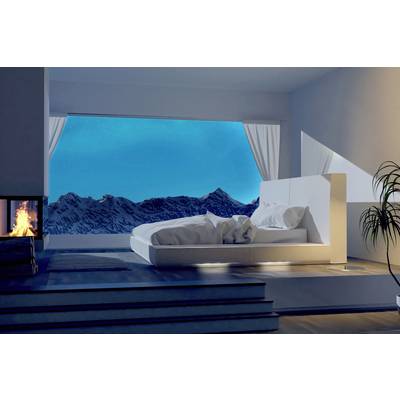 Ein modernes Schlafzimmer mit einem großen Fenster, das Berge bei Dämmerung zeigt. Ein Kamin brennt, und Pflanzen fügen Gemütlichkeit hinzu.