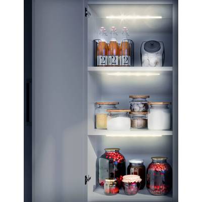 Ein geöffneter Küchenschrank mit Regalen, auf denen Glasflaschen mit Saft und Einmachgläser mit verschiedenen Lebensmitteln stehen.