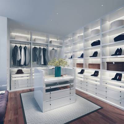 Ein begehbarer Kleiderschrank mit weißen Regalen voller Kleidung, Taschen und Schuhen. In der Mitte steht eine Kommode mit Blumen.