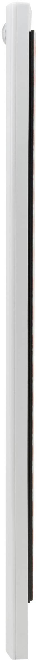 Langer, schmaler, vertikaler Metallstab mit weiße Oberfläche, wahrscheinlich Teil eines Schranksystems oder Raumtrenners.