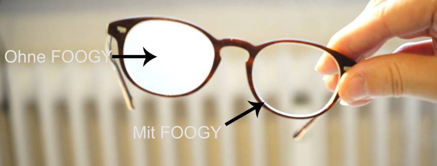 In der Nahaufnahme werden Brillengläser gezeigt. Links ohne, rechts mit 'FOOGY'. Rechts ist das Glas klar, links ist es beschlagen.