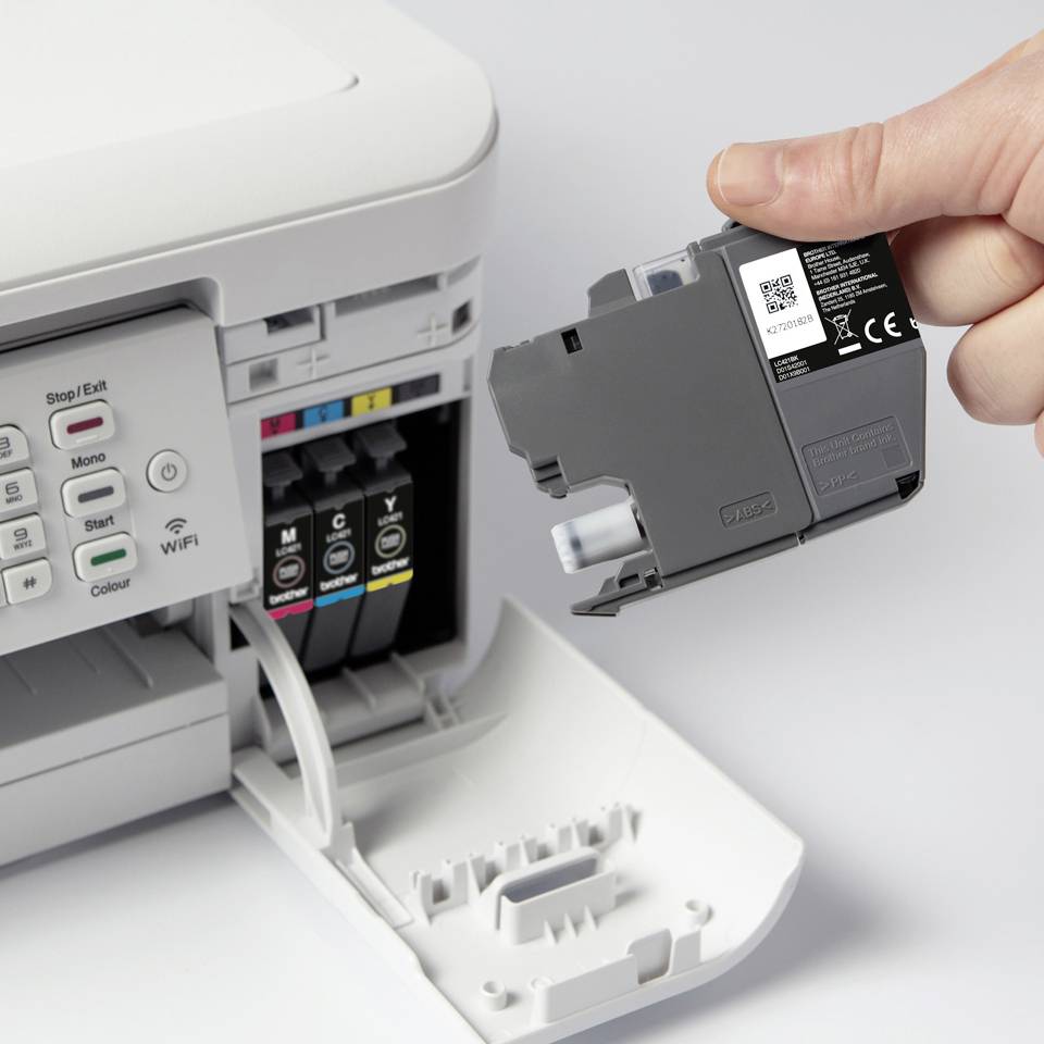 Druckerpatrone wird von Hand in einen Drucker eingesetzt, der Patronenfach offen zeigt.