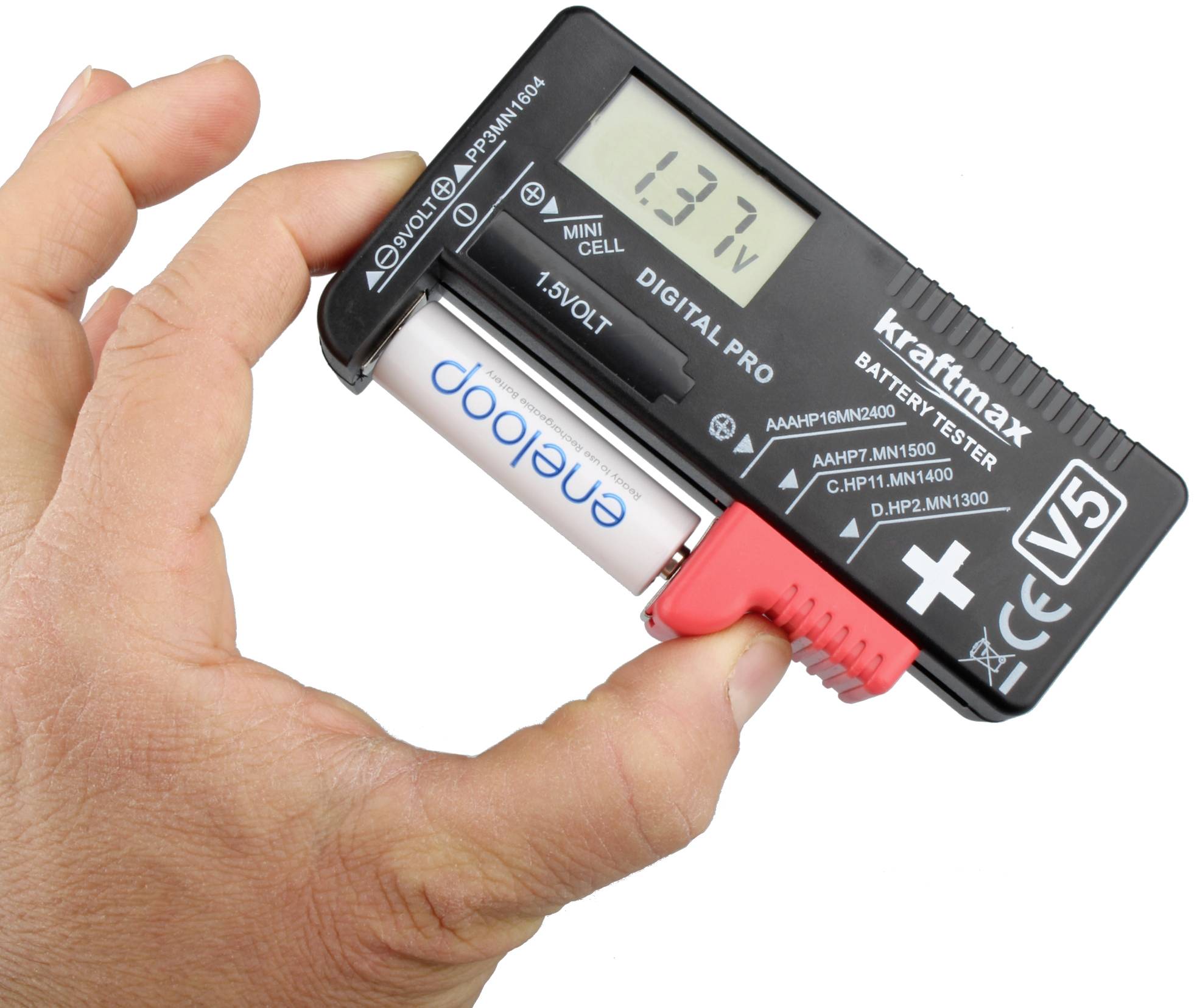 Eine Hand hält einen Batterietester mit einer eingelegten AA-Batterie. Das Display zeigt '1.37V'.