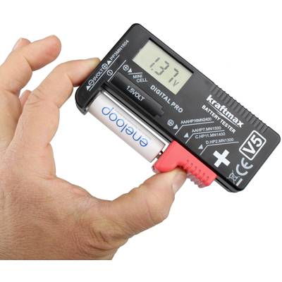 Eine Hand hält einen Batterietester mit einer eingelegten AA-Batterie. Das Display zeigt '1.37V'.