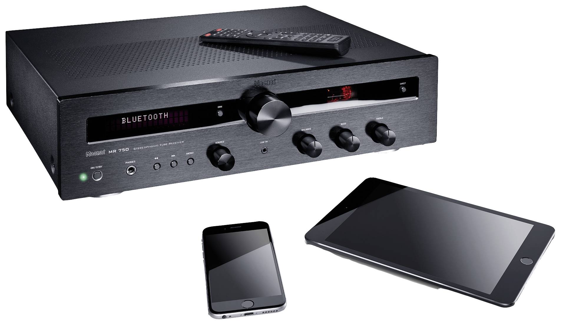 Ein schwarzer Verstärker mit Knöpfen und einem digitalen Display liegt neben einem Smartphone und einem Tablet. Eine Fernbedienung obenauf.
