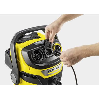 Eine gelbe Reinigungsmaschine der Marke Kärcher wird von einer Person bedient, wobei ein Stecker eingesteckt wird.