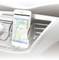 Smartphone in Auto-Halterung zeigt Navigations-App mit Karte und Route auf dem Display. Befestigt am Lüftungsgitter des Fahrzeugs.