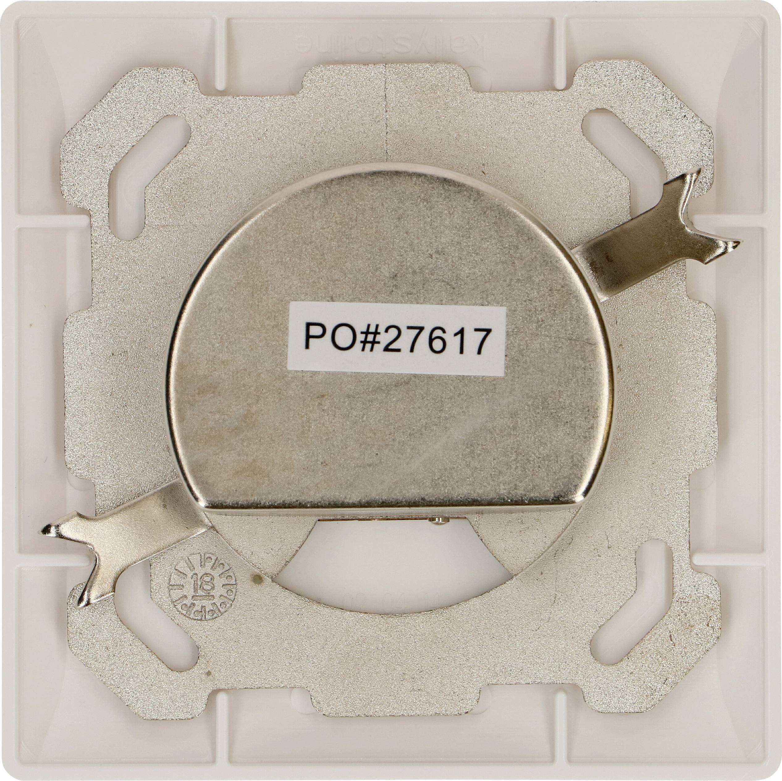 'PO#27617' auf einer silbernen Metallplatte mit zwei Clips.
