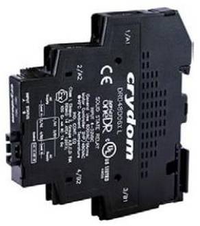 Zwei kleine, quadratische, schwarze elektronische Bauteile mit metallischen Kontakten auf einer Seite, isoliert auf weißem Hintergrund.