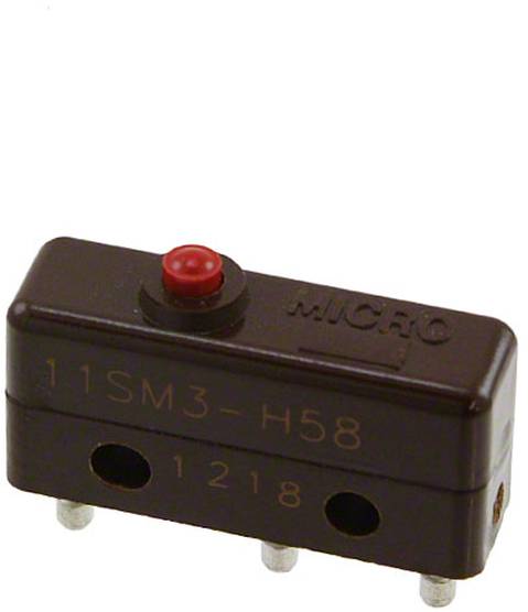 Ein kleiner rechteckiger schwarzer Mikroschalter mit einem roten Knopf auf der Oberseite und drei Metallstiften an der Unterseite, beschriftet mit „11SM3-H58".
