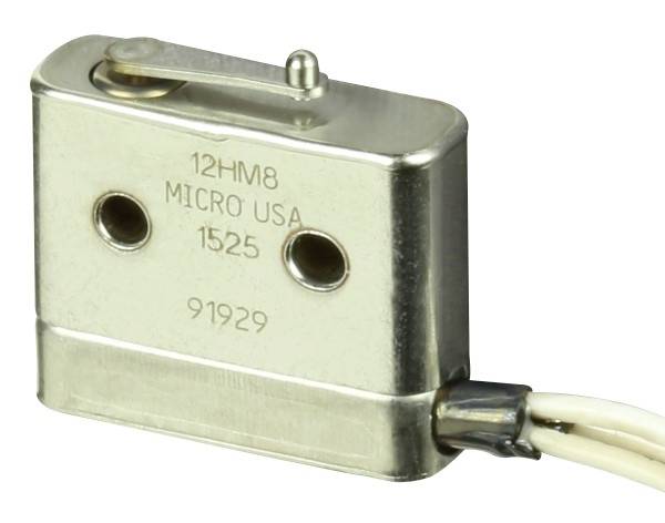 Ein kleiner, rechteckiger Metallschalter mit der Aufschrift '12HM8 MICRO USA 1525 91929' ist mit Kabeln verbunden.