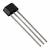Ein schwarzer, dreibeiniger elektronischer Transistor mit langen Pins auf weißem Hintergrund, geeignet für Schaltungsanwendungen.