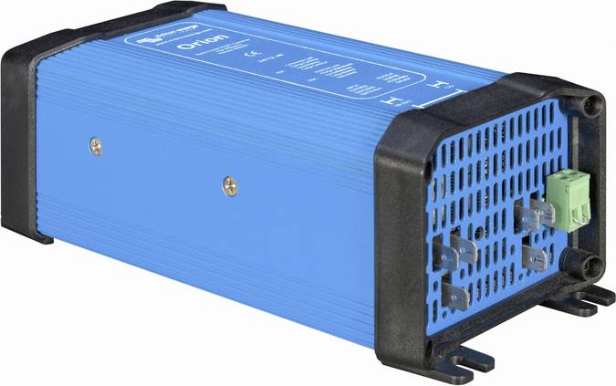 Ein blaues elektronisches Gerät mit Lüftungsgitter und verschiedenen Anschlüssen an einer Seite. Es scheint ein technisches Modul oder Umrichter zu sein.